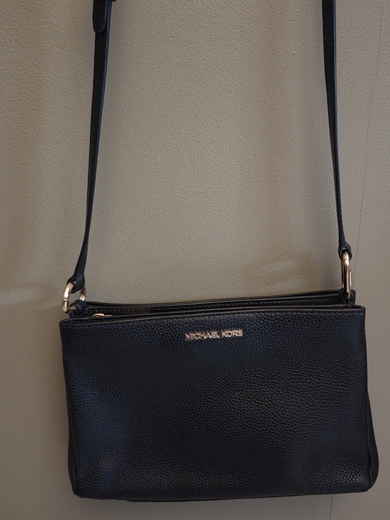 Michael Kors Handbags - Michael Kors Black Pebbled Leather Crossbody with Gold Hardware